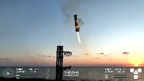 SpaceX catches giant Starship booster