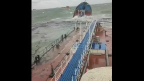 Pericolo disastro ambientale al largo della Crimea: due petroliere affondano, un morto, 11 feriti