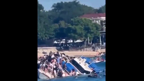 Shipwreck in Indonesia: Tourist boat with 89 passengers capsizes in Bali. Many Europeans on board. Shocking footage shows the moment of the accident