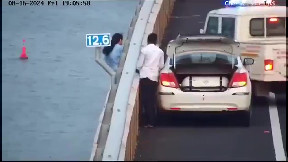 Quick thinking cab driver and cops save women