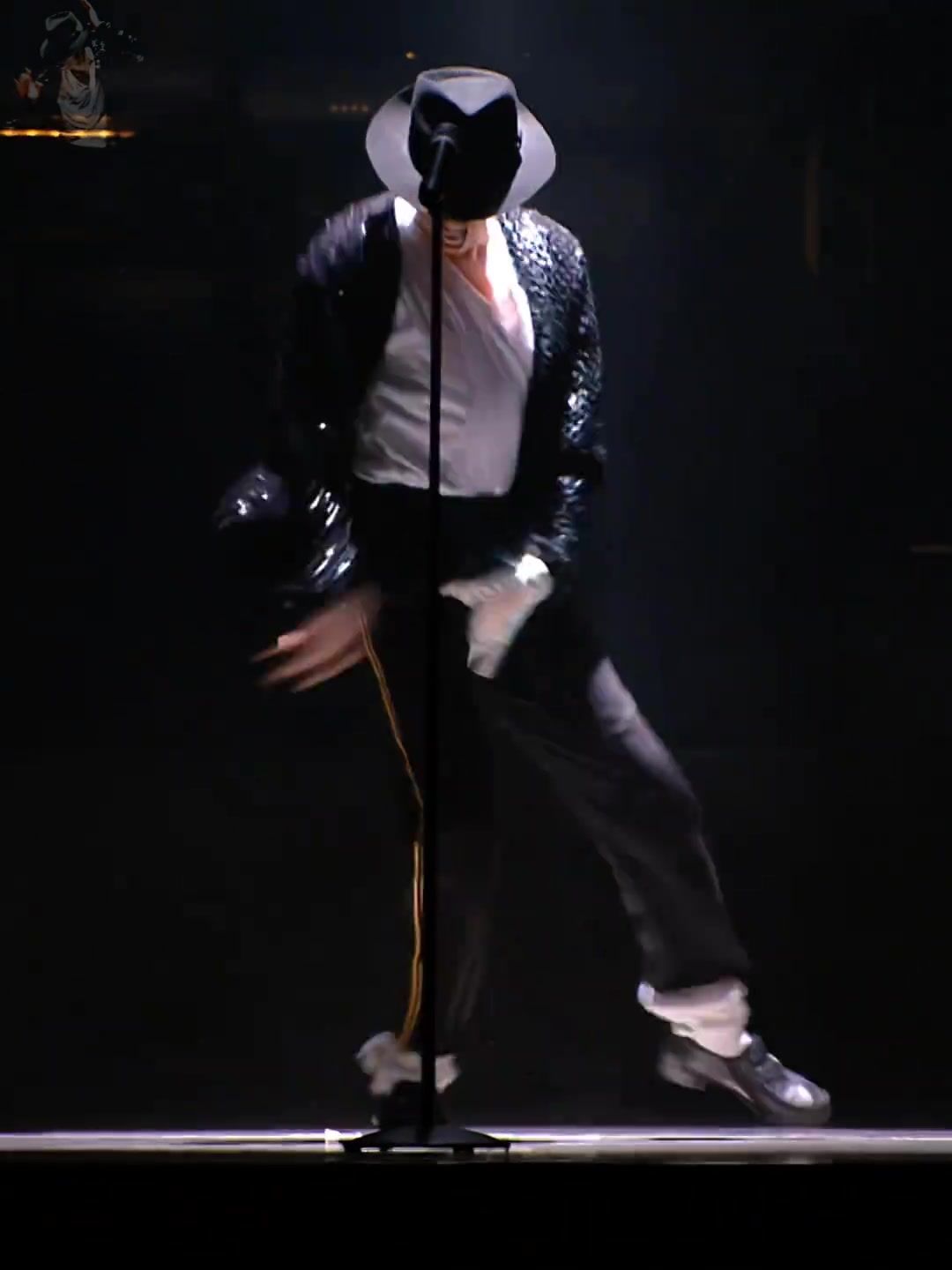 The King of Pop is forever. 👑✨ Watching Michael Jackson dance is a reminder of what pure genius looks like. His moves will never be duplicated, only celebrated. Who else still tries to moonwalk? 🙋‍♂️❤️