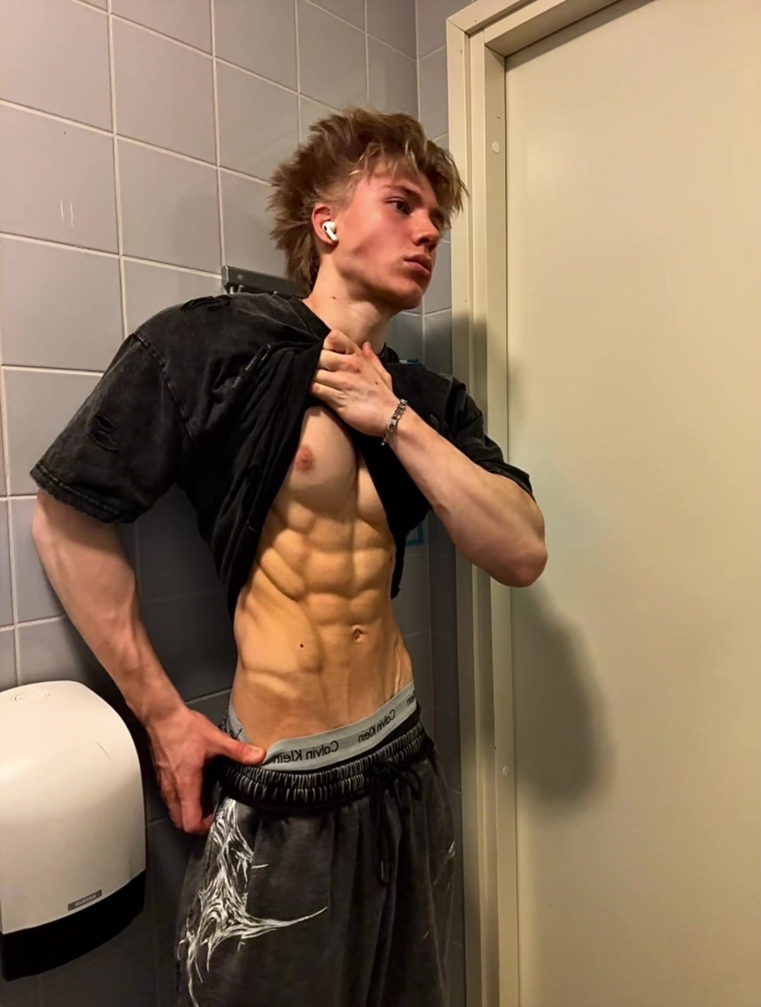 Avg few sets of abs here and there @Breathedivinity code TOPIAS —