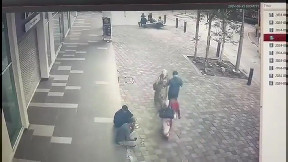 Si apre improvvisamente voragine sotto i piedi e cade dentro scomparendo - Video